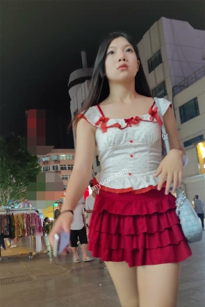 XM693红色超短裙美女一个人逛街，白色内内