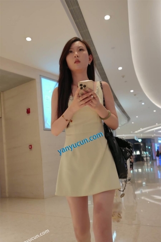 XM391黄色连衣裙美女和朋友们逛街，白色内内漏毛