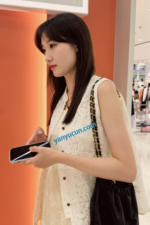 trump1452【KFC】长裙气质靓女专注玩手机·毫无察觉脚下的相机CD