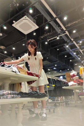 XM706黄色连衣裙扎着两个小辫子女店员，紫色内内