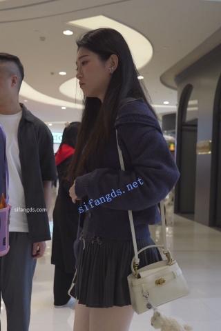 (BC-AA-587)百褶裙美女逛商场..细内衬挡不住微透蕾丝边内裤