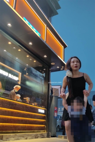 XM283黑色连衣裙少妇和家人逛夜市，白色内内