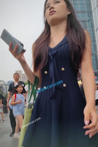 XM471蓝色连衣裙小姐姐一个人逛街，白色窄内