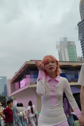 XM690粉色超短裙白色长腿袜美女和男朋友逛街，白色窄内