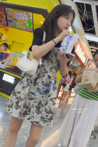 trump1323【KFC】长裙学生妹和舍友逛街·黑边白色内内低角度超清CD