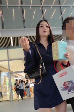 XM726蓝色连衣裙美女和男朋友逛街买东西，肉色内内