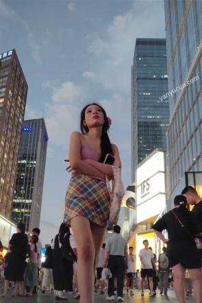 XM669格子超短裙极品身材美女一个人逛街，黑色内内
