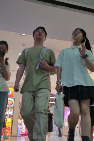 XM237双马尾JK小姐姐和男朋友逛小吃街，白色内内