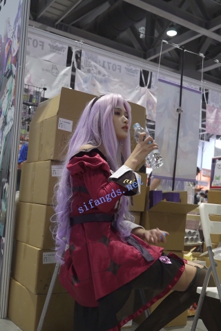 【xxn-254】两位一起摆摊的小姐姐..紫发cos和lo裙白丝格子内