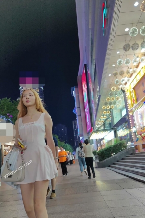 XM688粉色连衣裙小姐姐和闺蜜逛街，一次性内内