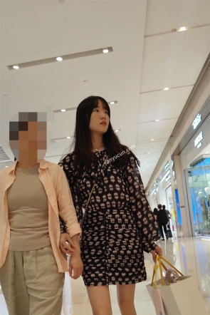 XM723黑色印花连衣裙小姐姐和妈妈逛街，粉色内内