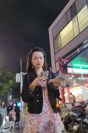 XM660白色印花连衣裙少妇超长抄底，白色窄内漏毛
