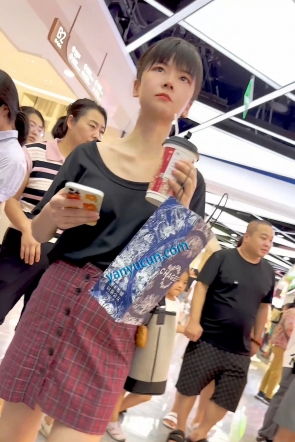 trump1461【KFC】短裙少妇独自逛街买奶茶·白色内内被屁股夹进一半