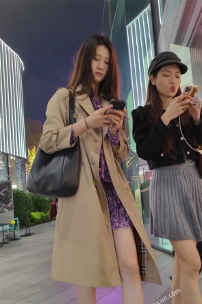 XM679紫色连衣裙小姐姐和闺蜜逛街买衣服，白色内内