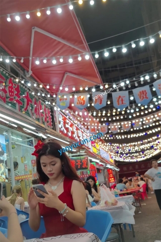 XM464红色连衣裙小姐姐和闺蜜逛夜市，白色内内