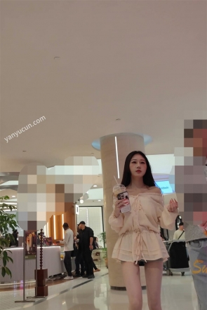 XM665蓝色牛仔短裙小姐姐和男朋友逛街，黑色内内