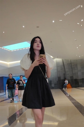 XM653黑色连衣裙小姐姐一个人逛街，白色内
