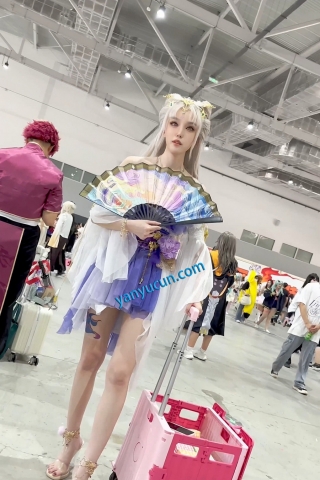 trump1427【KFC】极品美女COSER和闺蜜逛街·弯腰露出白色内内贴着拍