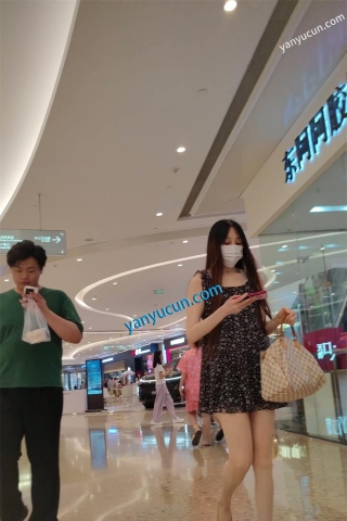 XM461黑色印花连衣裙美女一个人逛街，屁股透明开个口骚内