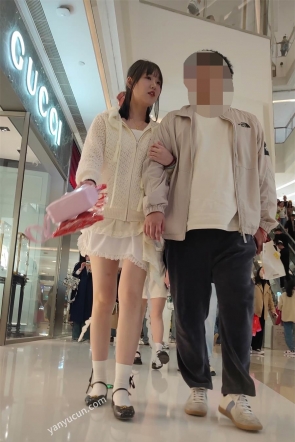XM699白色连衣裙小姐姐和男朋友逛街，白色内内