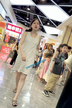 trump1460【KFC】长裙少妇·白色半透明内内露出大屁股·前拍黑乎乎一片