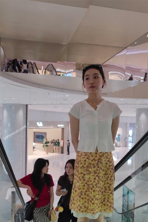 XM752黄色短裙气质美女和男朋友逛街，灰色窄内