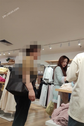 XM654蓝色连衣裙小姐姐和妈妈逛街买衣服，黄色内内
