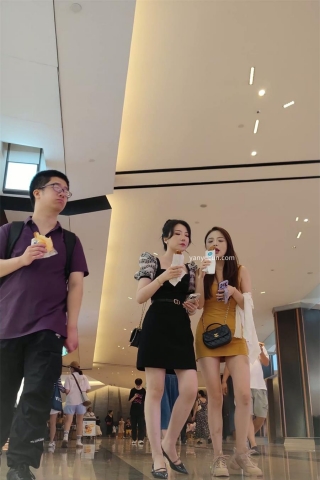 XM265黑色连衣裙美女和闺蜜逛街，黑色丁字裤