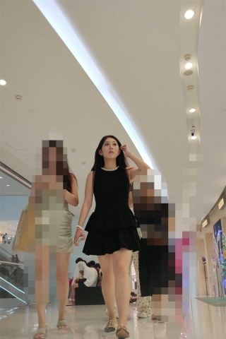 XM277黑色连衣裙美女和闺蜜逛街等电梯，白色内内