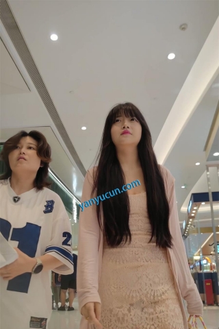 XM399粉色包臀裙小姐姐和闺蜜逛街，白色内内