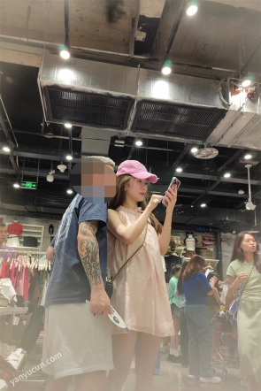 XM686粉色连衣裙小姐姐和男朋友逛街买衣服，白色内内