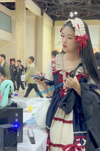 trump1409【KFC】萝莉塔群学生妹专注玩手机·过膝白丝白内低角度CD