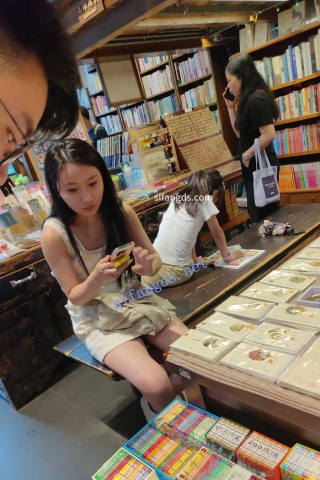 CS085【CSCD】白色连衣裙小姐姐和男朋友逛街，白色内内