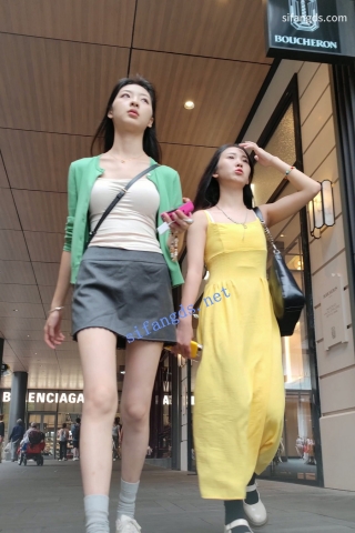 CS070【CSCD】灰色短裙小姐姐和闺蜜打卡拍照，白色内内