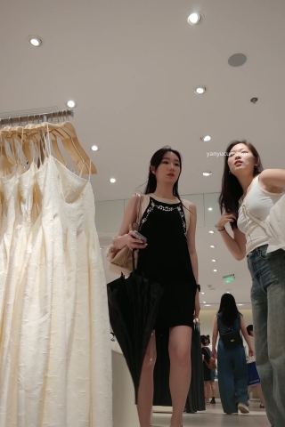 XM182黑色连衣裙美女和闺蜜逛街，灰色内内
