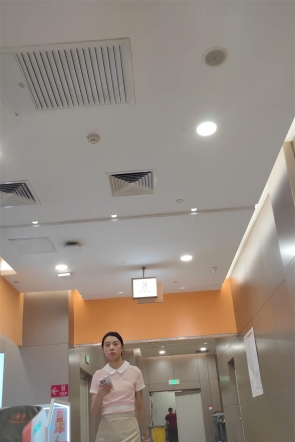 XM734好利来小姐姐上厕所扶梯抄底，蓝色内内
