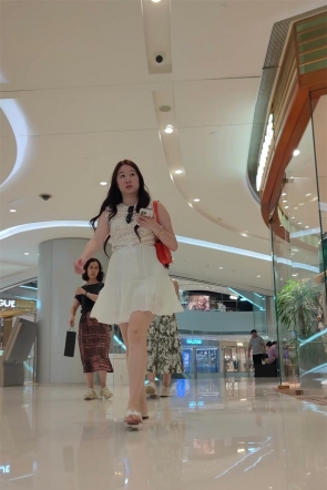 XM674白色连衣裙小姐姐一个人逛街，性感丁字裤