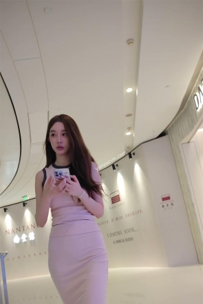 XM760粉色紧身长裙极品美女一个人逛街，黑色内内