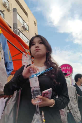 XM454印花短裙新疆小姐姐和朋友们逛夜市，白色丁字裤