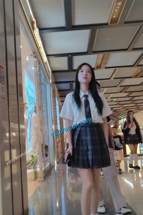 XM496JK美女和男朋友逛街买东西，白色内内