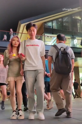 CS068【CSCD】绿色包臀裙美女和男友逛街，白色窄内露毛