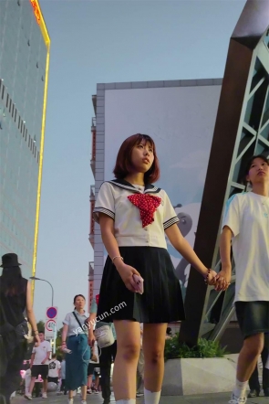 XM687JK小姐姐和同学逛街买东西扶梯还用手捂着裙子，白色内内