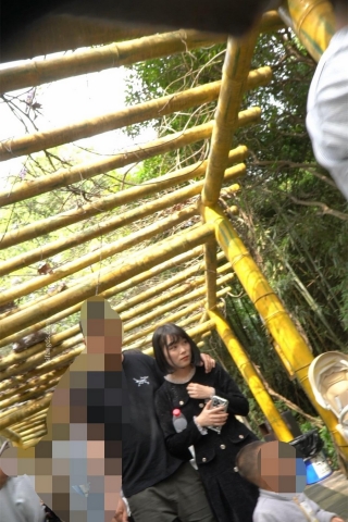 kc1567（空城原创）黑裙美少妇逛公园，薄丝米白N包裹肉臀