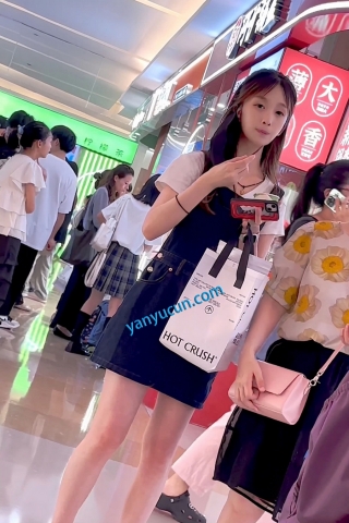 trump1441【KFC】身材比例极品的学生妹吃小吃·淡紫色内内前后CD