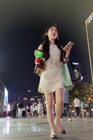 XM243白色连衣裙小姐姐等男朋友开车来接，黄色内内