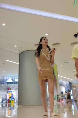 XM276黄色包臀裙少妇和老公逛街，白色内内