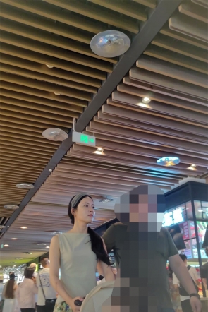 XM722绿色印花连衣裙少妇和家人逛街吃饭，灰色内内