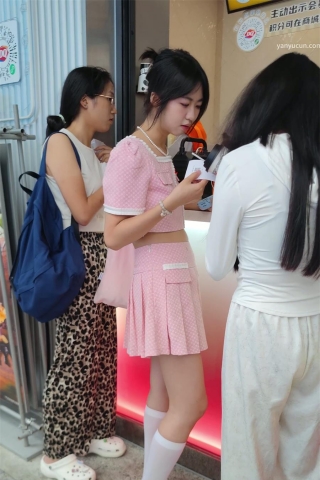 XM303粉色裤裙白丝小姐姐等奶茶中，粉色内内