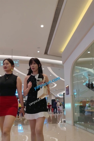 XM465黑色连衣裙美女和朋友逛街，黑色白边内