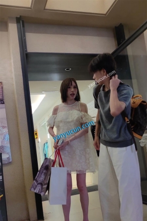 XM485白色连衣裙短发美女和男朋友逛街买衣服，白色内内漏毛